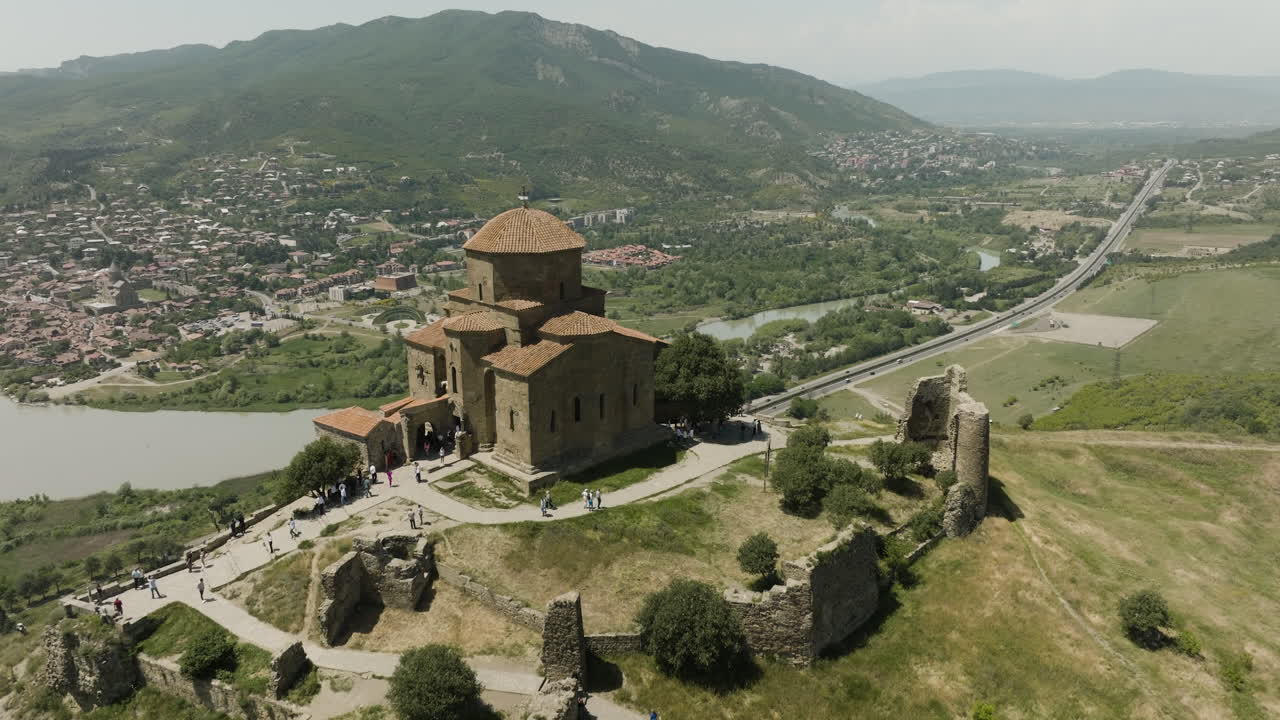 monasterio jvari, ortodoxo georgiano en lo alto de un acantilado con la ciudad de mtskheta, mtkvari y el río aragvi en georgia