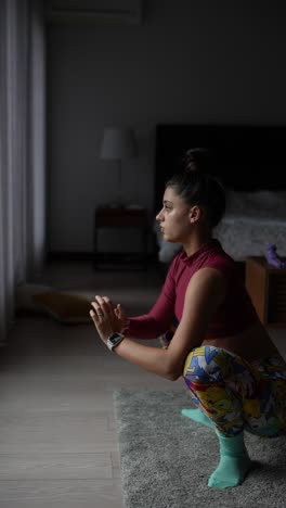 mujer practicando yoga en casa
