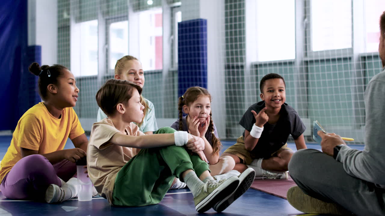 reunión de entrenador y niños