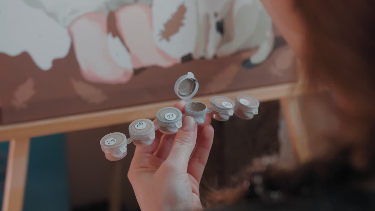 화가의 붓은 페인트에 담근다