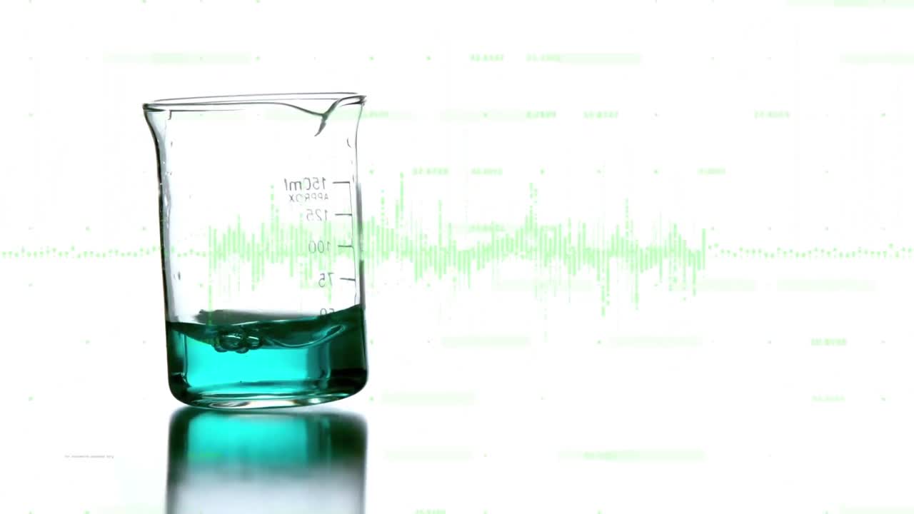 animación del procesamiento de datos sobre un vaso con líquido azul