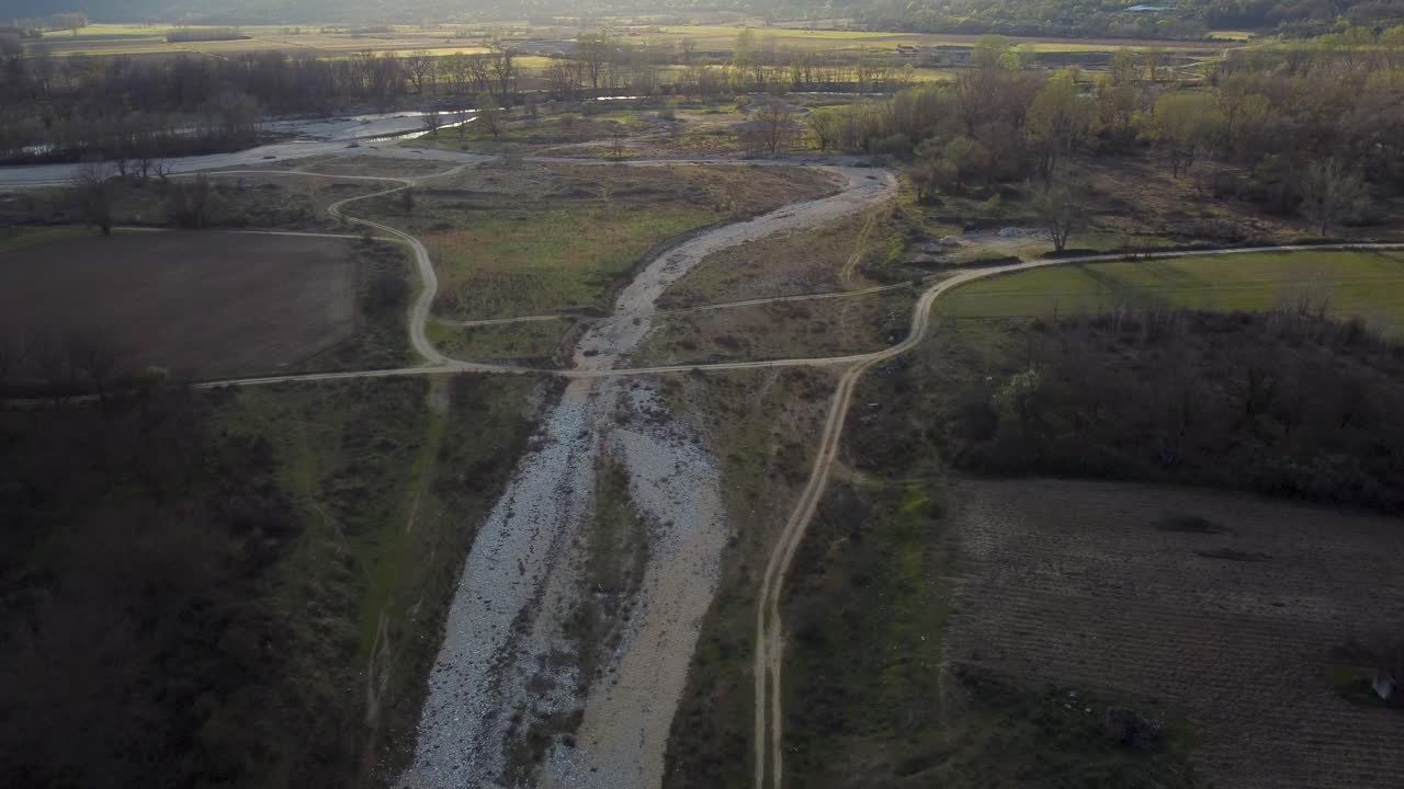 vista aérea del valle con el río secado en la hora dorada en invierno