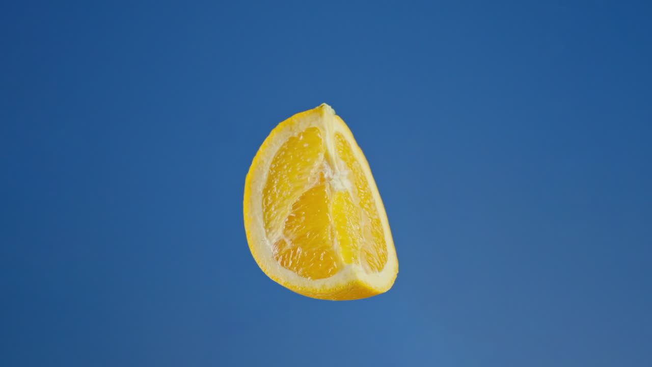 Primo piano di uno spicchio d'arancia su schermo blu, Chroma Key in loop.