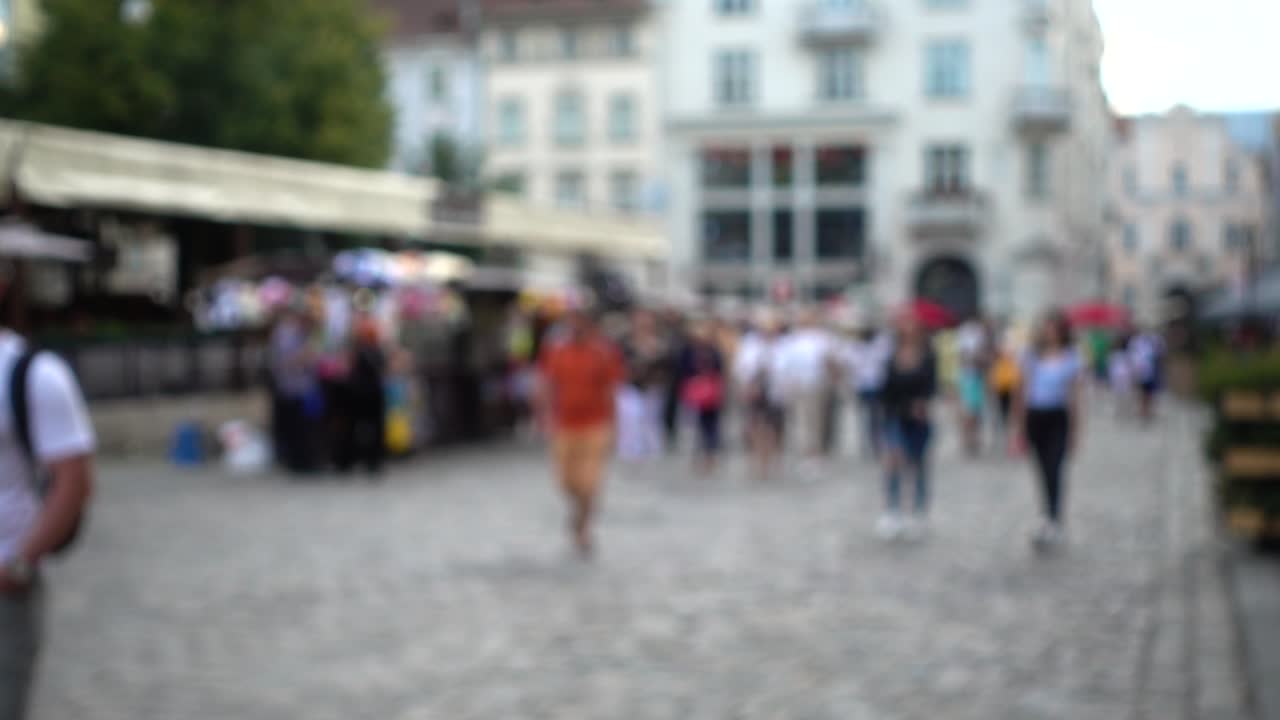 Folle di persone camminano per le strade della città. Sfocato. Rallentatore
