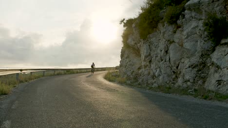 ciclismo por carretera en el paso de montaña al atardecer