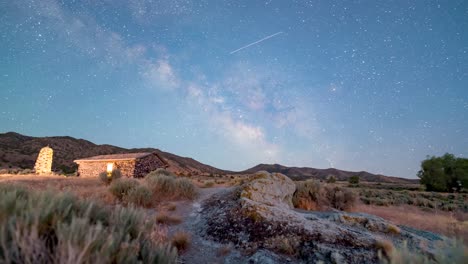 Tag-zu-Nacht-Zeitraffer-Der-Milchstraße-über-Einer-Alten-Steinhütte-In-Der-Wüste