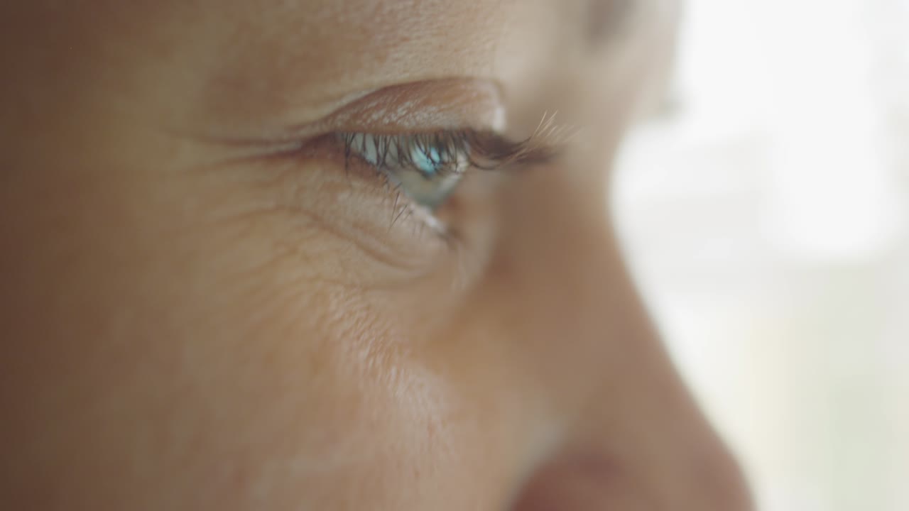 화면을 보고 눈을 가까이