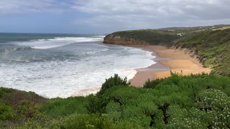 mares agitados en cámara lenta en la playa de campanas vacías, australia