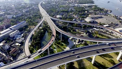 vista aérea de la concurrida autopista de bangkok tomada por la tarde