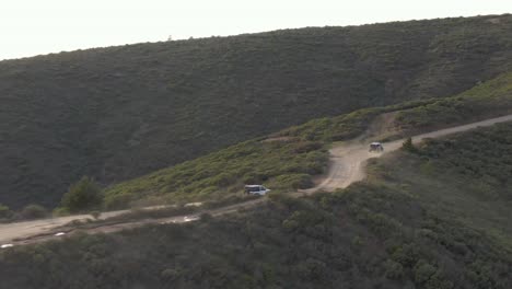 2-Weiße-Jeeps-Fahren-Auf-Einem-Bergrücken