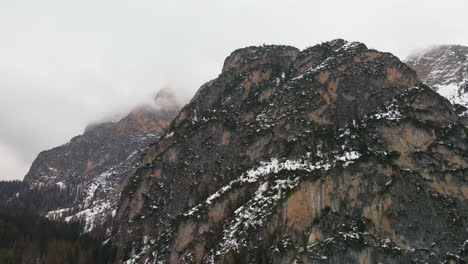 montaña dolomitas sobre el lago congelado braies durante el invierno en trentino, italia