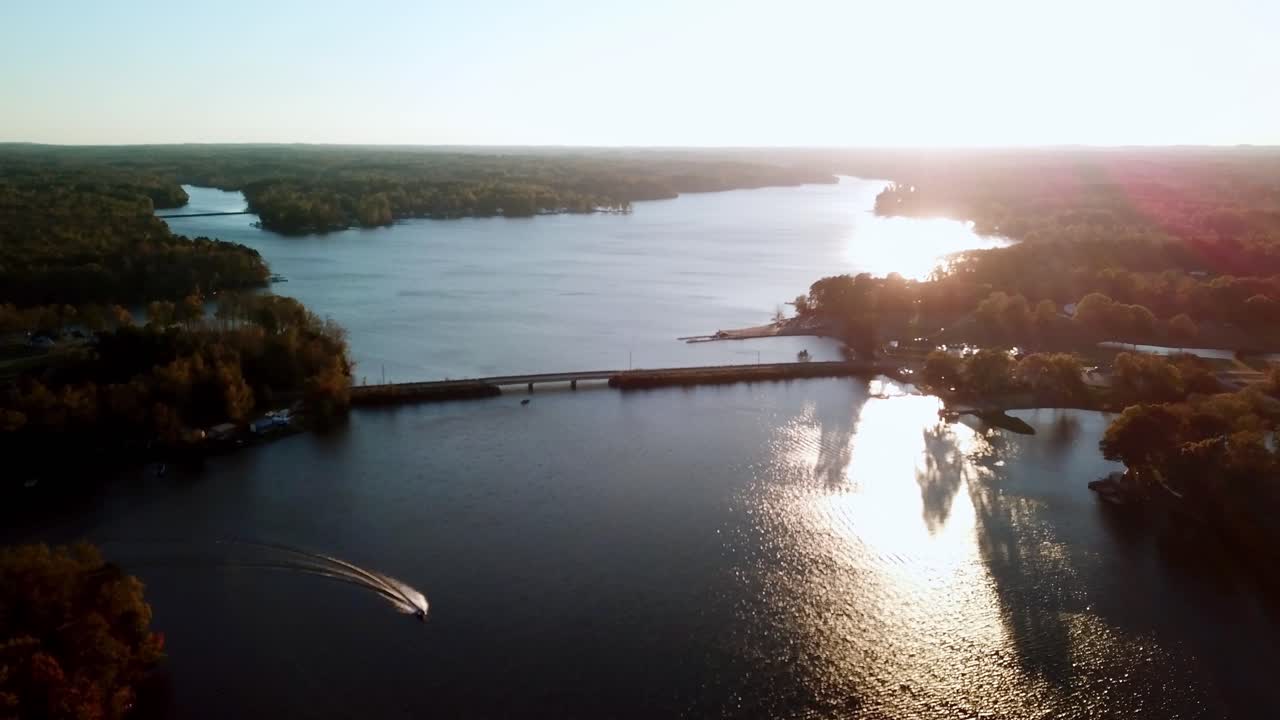 Tramonto aereo sul lago High Rock, Carolina del Nord.