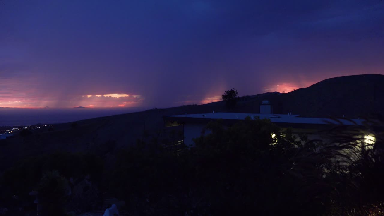 relámpagos caen por la noche sobre una casa en la ciudad de ventura, california durante una gran tormenta eléctrica