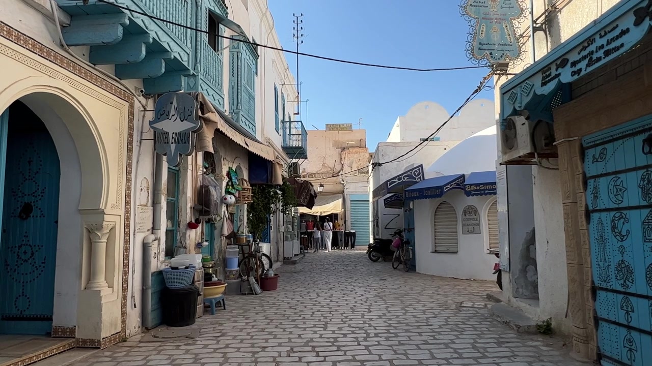 Passeggiando per il popolare mercato tradizionale di Houmt Souk a Djerba, in Tunisia
