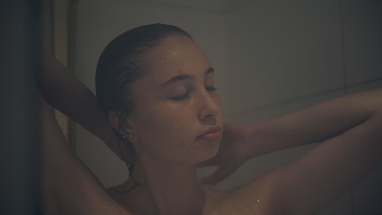 샤워를하는 여자