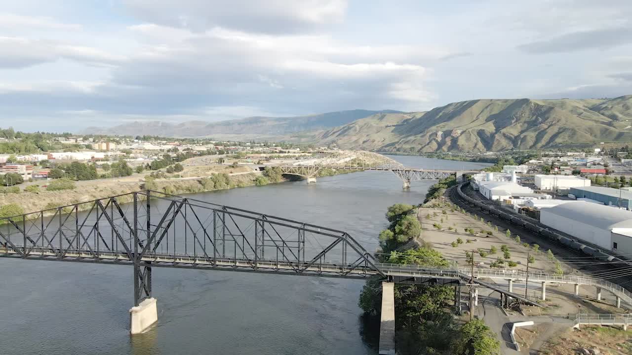 el viejo puente de wenatchee que cruza el río columbia en wenatchee, estado de washington - dron aéreo, toma de seguimiento