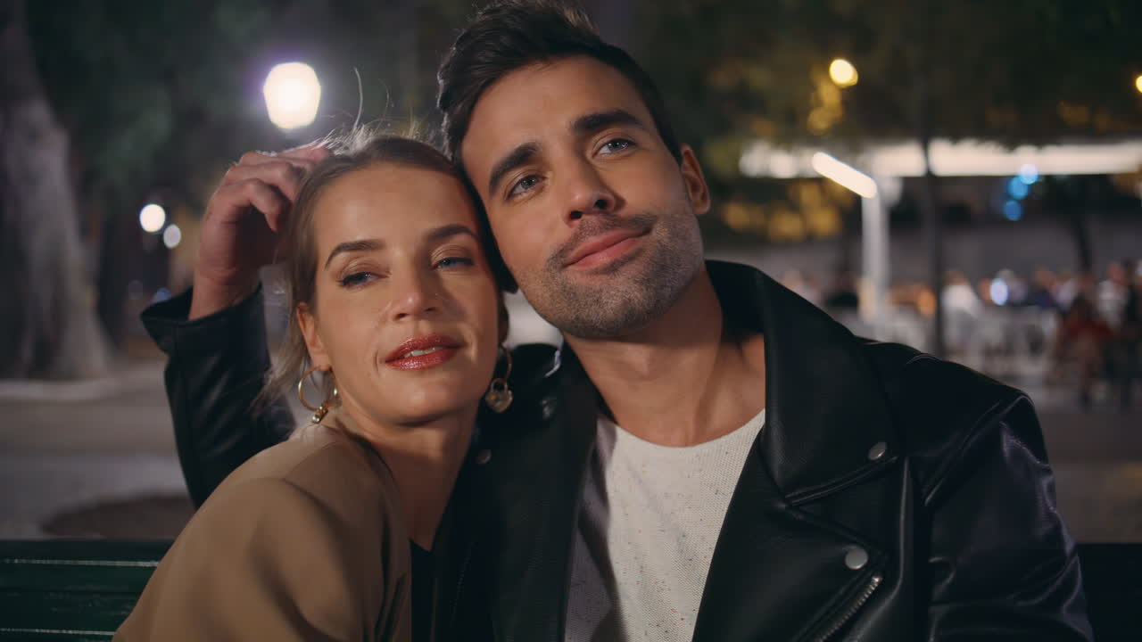 Gros plan sur un couple amoureux rêvant et profitant de leur temps ensemble. L'homme enlaçant.