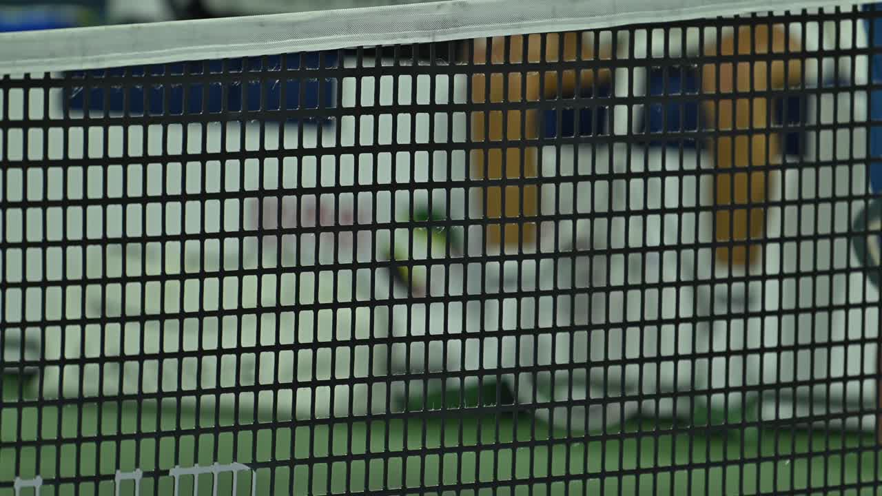 una vista de primer plano que muestra la composición de goma de una red de tenis profesional adaptada para eventos atp