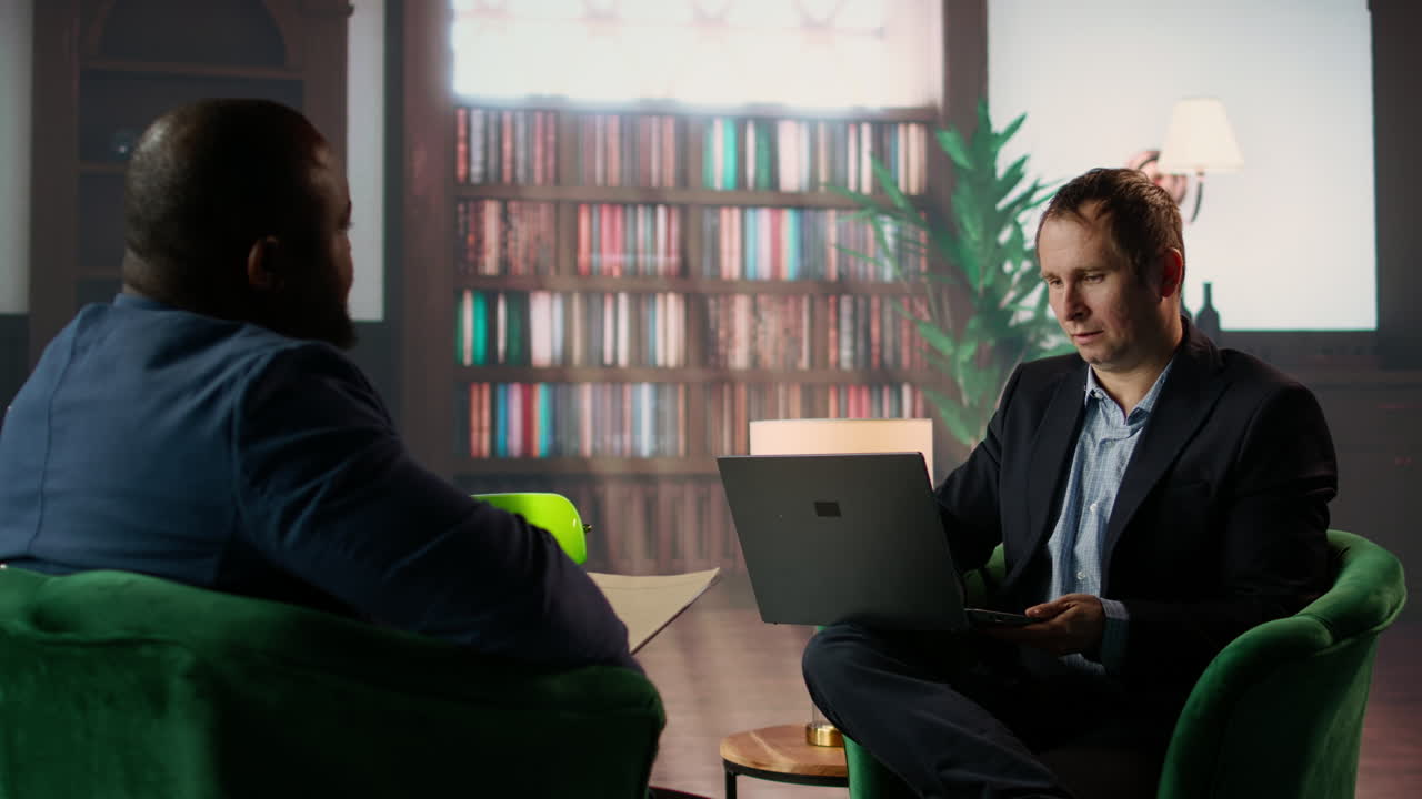 un agente del servicio secreto afroamericano en una elegante biblioteca del cuartel general.