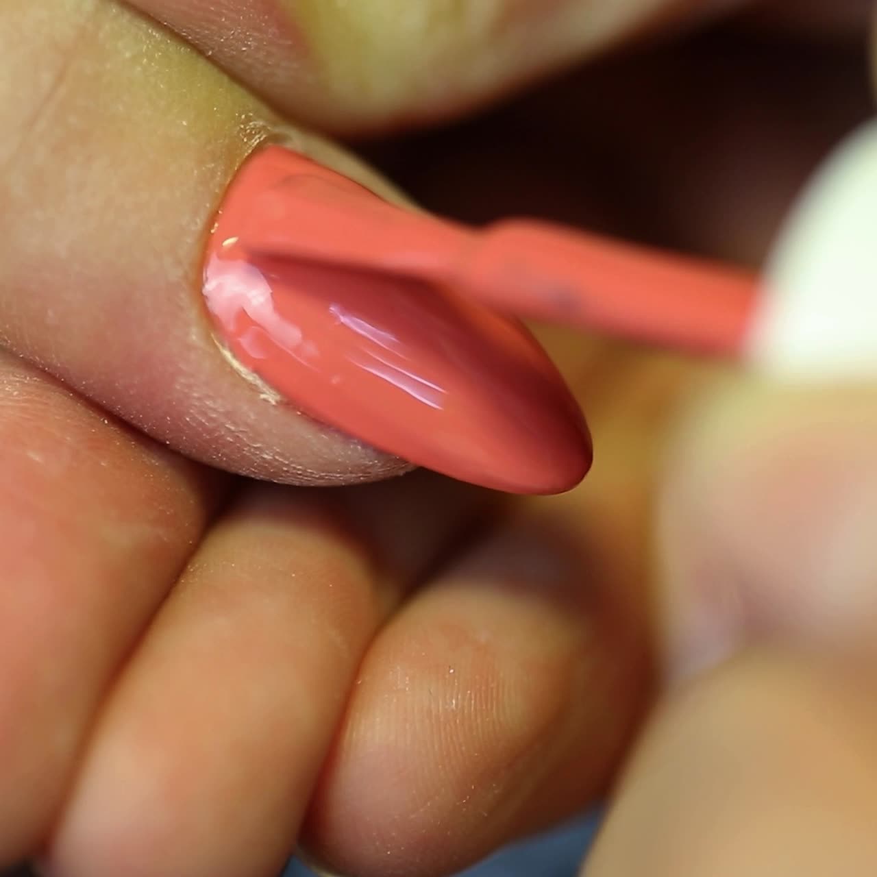 manos femeninas uñas pintadas