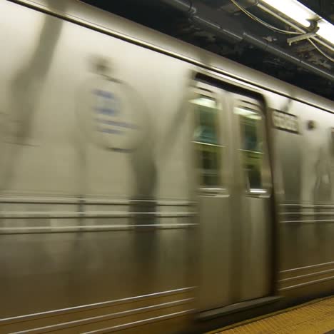 new york city subway_a train pulling into station