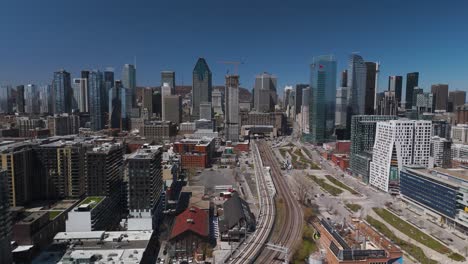 Vista-Aérea-Del-Paisaje-Urbano-De-La-Moderna-Ciudad-De-Montreal-Quebec-Durante-Un-Soleado-Día-De-Cielo-Despejado-De-Verano-Moderna-Ciudad-Inteligente