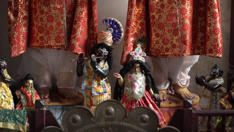 el ídolo de la deidad hindú señor krishna ha sido reemplazado dentro del templo
