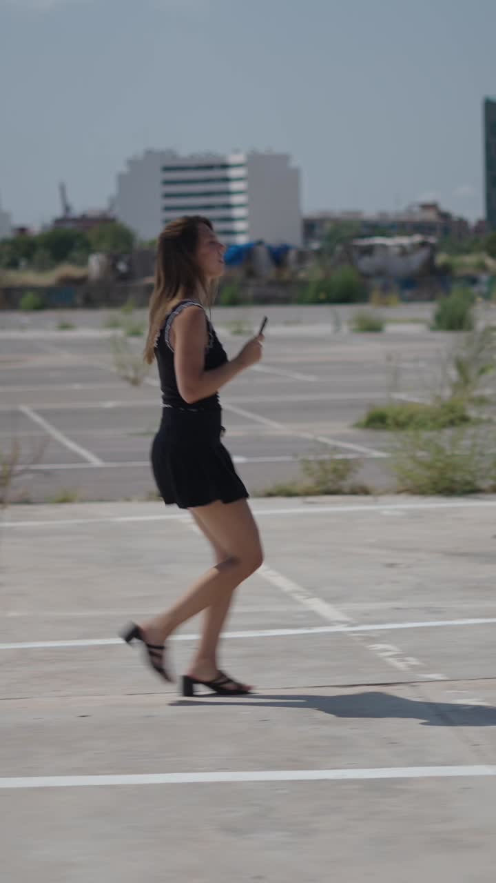 mujer caminando en un estacionamiento