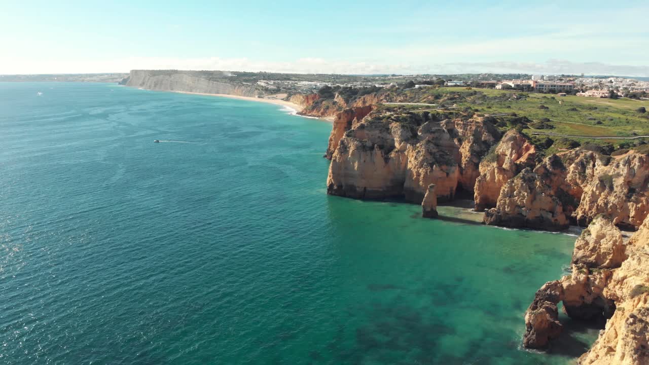 Vista panorámica del mar, la costa y los acantilados de Lagos en el Algarve, Portugal