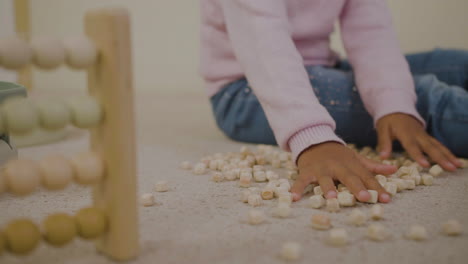 Niña-En-El-Suelo-De-La-Sala-De-Juegos