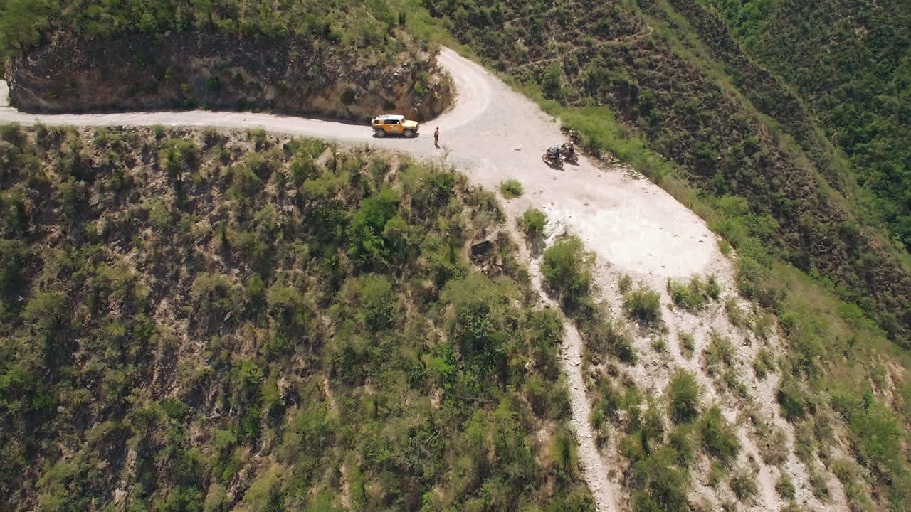 산악 도로에서 오토바이를 타는 오토바이 라이더의 공중