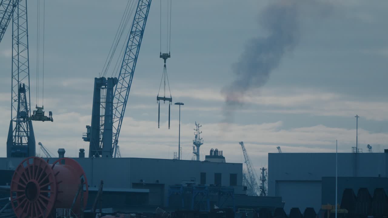 замедленная съёмка с тележки рядом с верфью с дымом, поднимающимся от большого круизного лайнера