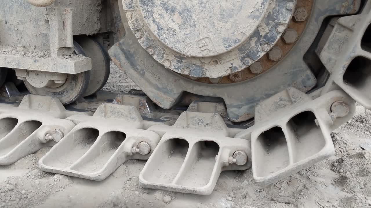 모바일 크레인에서 느리게 움직이는 트랙