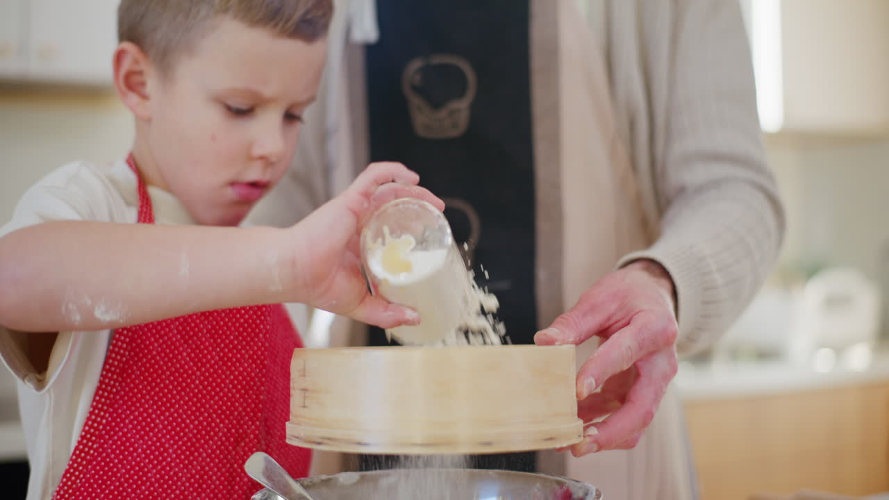 소년 은 부 의 일 과 요리 를 하는 데 아버지 를 도와주고 있다