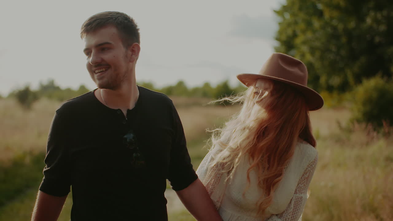 amanti felici che vanno avanti camminando e ballando sorridendo e ridendo 5