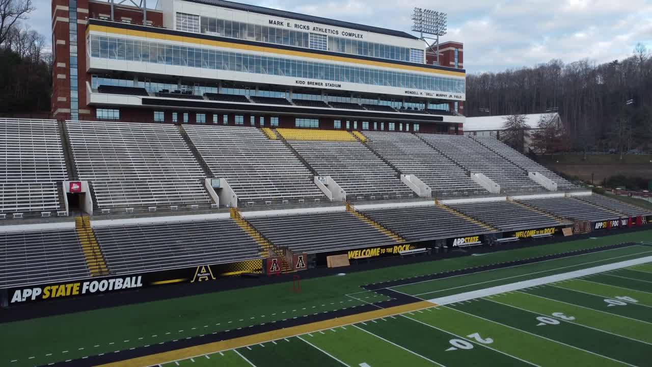 Appalachian State Football, Stadio Kidd Brewer a Boone, Carolina del Nord: veduta aerea della tribuna principale.