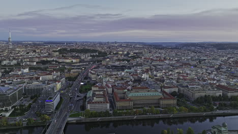 Praga-Chequia-Antena-V68-Drone-Sobrevuelo-Del-Río-Vltava-Y-La-Isla-Stvanice-Capturando-El-Paisaje-Urbano-Histórico-De-Petrska-Ctvrt-Y-Los-Distritos-Del-Casco-Antiguo-Al-Atardecer---Filmado-Con-Cine-Mavic-3---Noviembre-De-2022