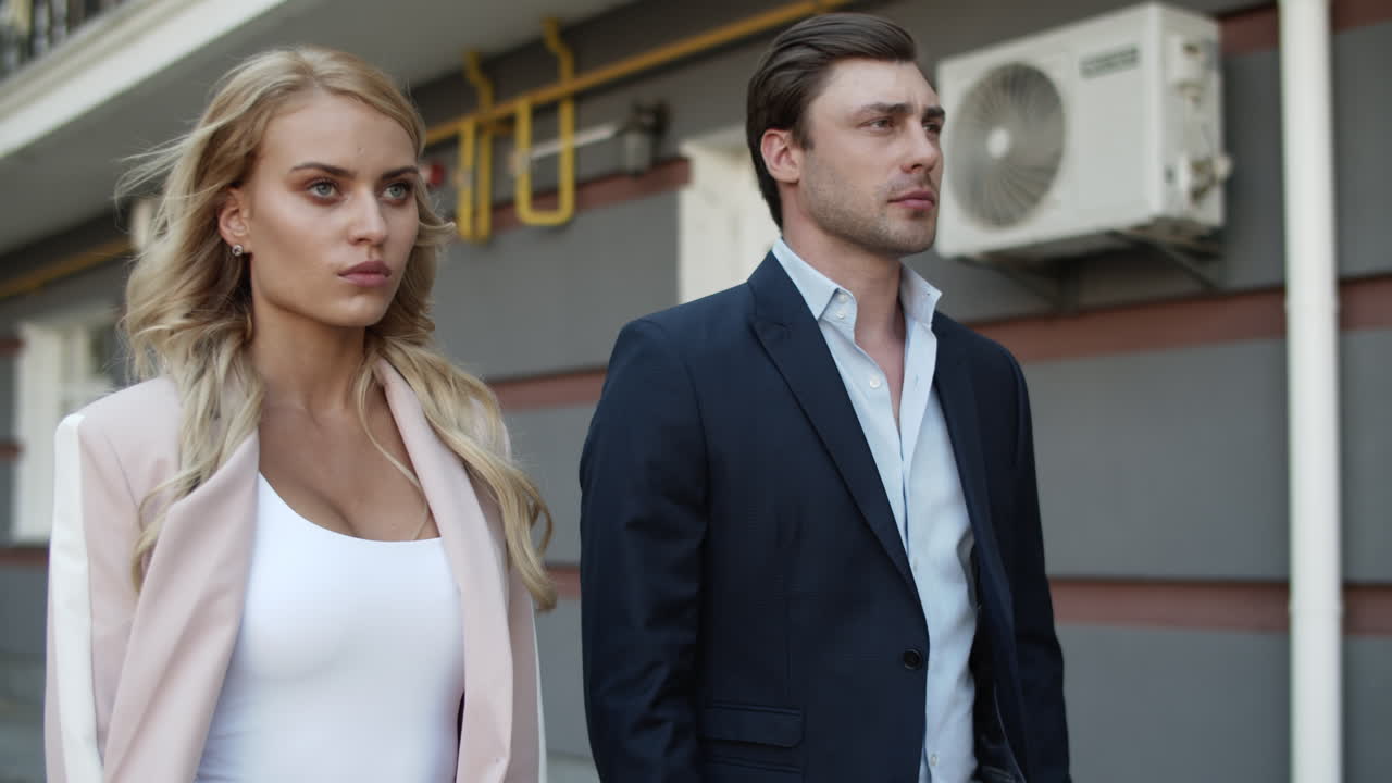 vista de cerca de una pareja caminando por la calle