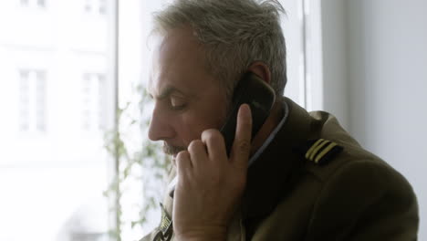 el viejo está al teléfono.