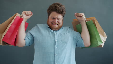 hombre con bolsas de compras