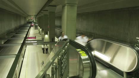 lapso de tiempo de un metro y una escalera mecánica