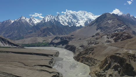 vista aérea sobre el espectacular paisaje montañoso del valle de hunza, pakistán