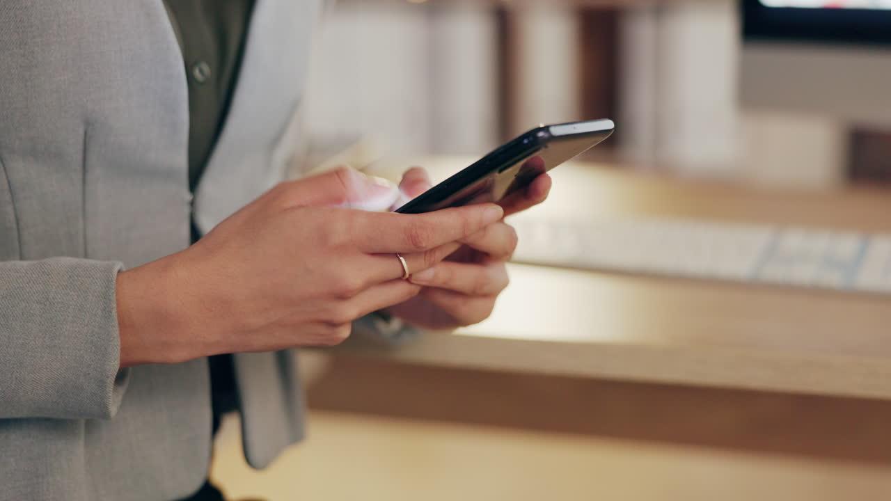 Primo piano, business e donna con smartphone