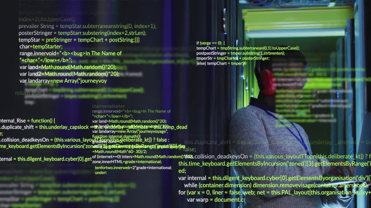 animazione dell'elaborazione dei dati su un ingegnere maschio afroamericano che utilizza un tablet digitale nella sala server
