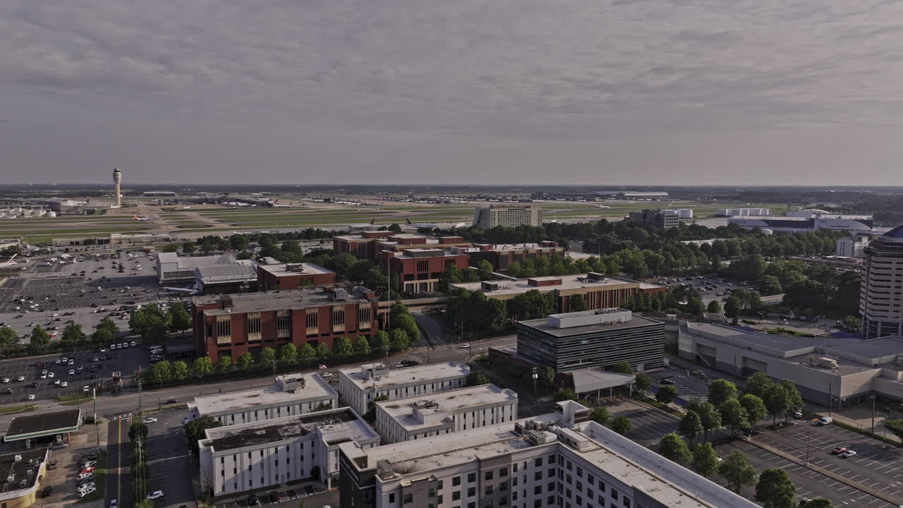 atlanta georgia aerial v935 drone flyover hapeville y college park capturando la sede de delta world en el aeropuerto internacional hartsfield jackson - filmado con mavic 3 pro cine - mayo de 2023