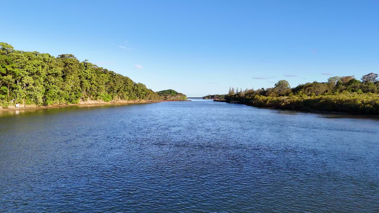 un río tranquilo que fluye a través de un paisaje verde exuberante