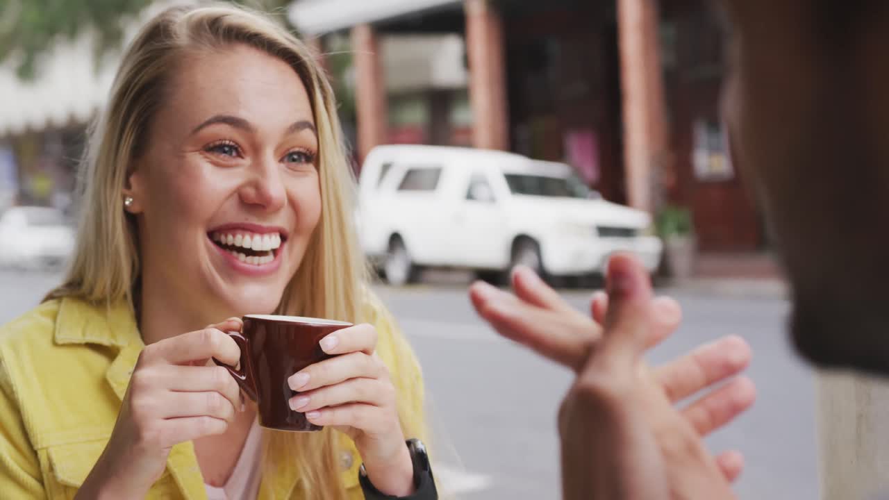 백인 커플 이 테라스 에서 커피 를 즐기고 있다