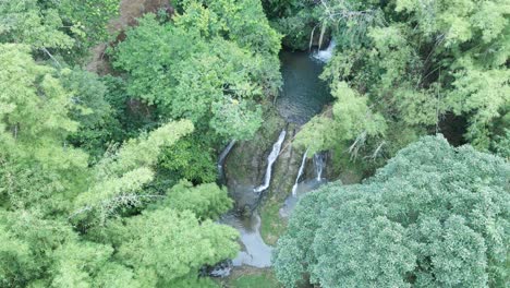 Antena-Descendente-De-Una-Cascada-En-El-Jngle-De-La-Isla-Caribeña-De-Tobago