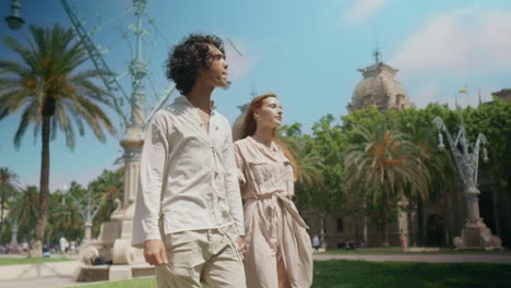 Pareja-De-Turistas-Caminando-Juntos-En-La-Ciudad-De-Verano.-Familia-Feliz-Tomados-De-La-Mano