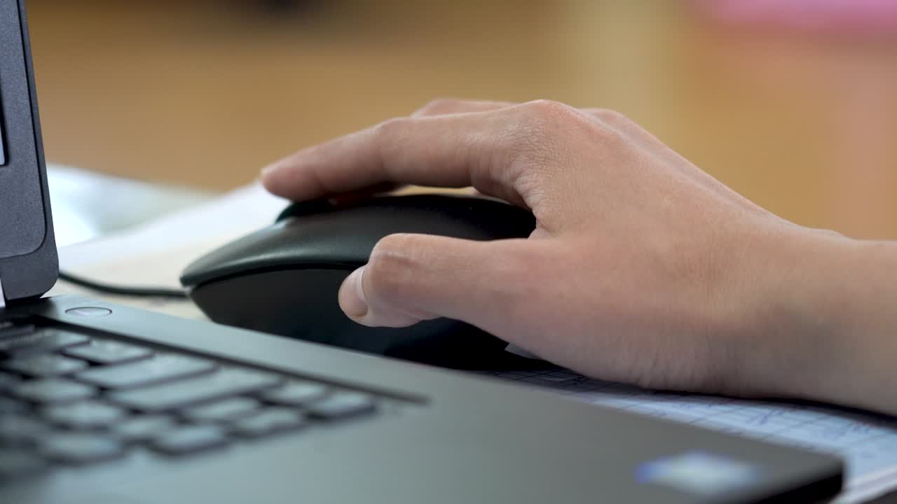 computadora trabajando en imágenes de acción 4k.